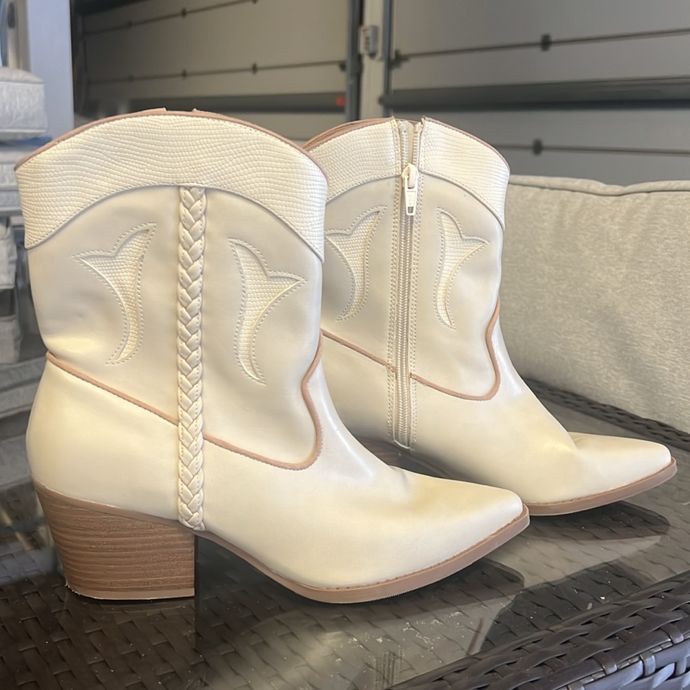 Universal Thread (Target) White Booties - image 3